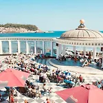 The Beachcomber, One Min From Harbour And Beach *