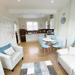 The Beachcomber, One Min From Harbour And Beach