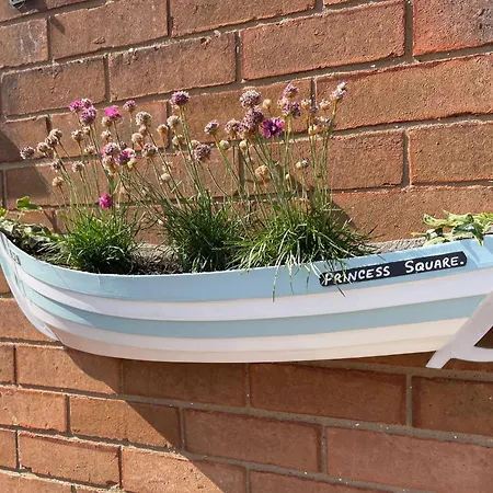 The Beachcomber, One Min From Harbour And Beach Apartmán