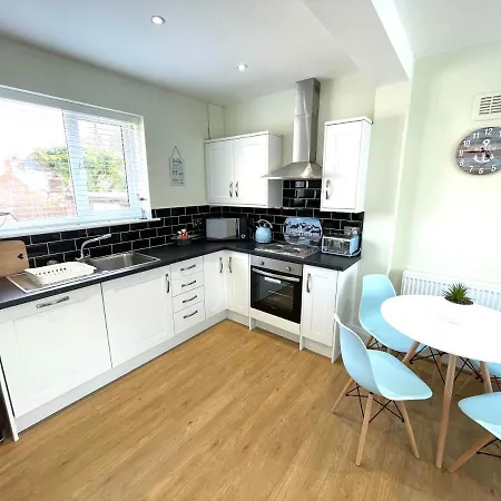 The Beachcomber, One Min From Harbour And Beach * Scarborough