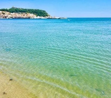 The Beachcomber, One Min From Harbour And Beach *