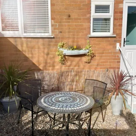 The Beachcomber, One Min From Harbour And Beach Scarborough