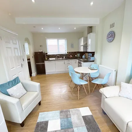 The Beachcomber, One Min From Harbour And Beach