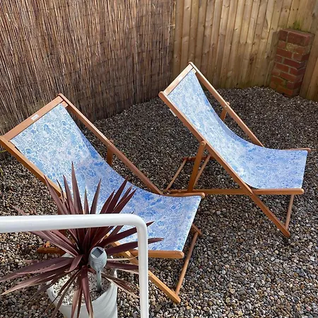 The Beachcomber, One Min From Harbour And Beach Apartmán *