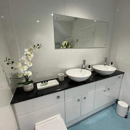 The Beachcomber, One Min From Harbour And Beach Scarborough