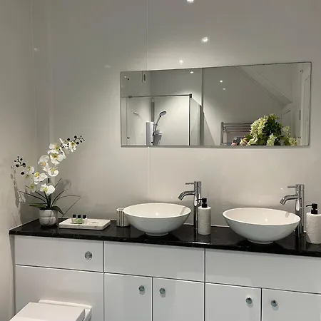 The Beachcomber, One Min From Harbour And Beach