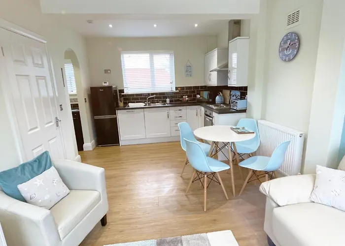 The Beachcomber, One Min From Harbour And Beach