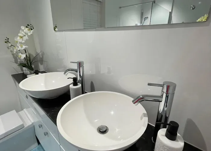 The Beachcomber, One Min From Harbour And Beach *