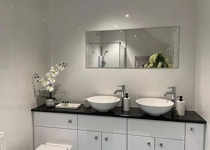 The Beachcomber, One Min From Harbour And Beach