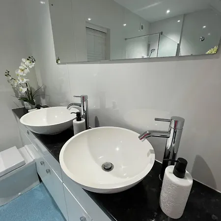 The Beachcomber, One Min From Harbour And Beach *